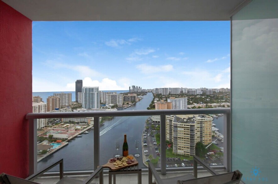 Building Photo - 2602 E Hallandale Beach Blvd