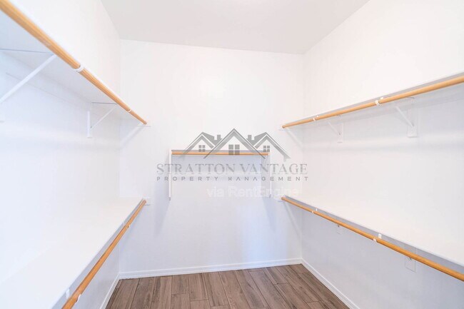 Building Photo - 2425 E Redwood Ct