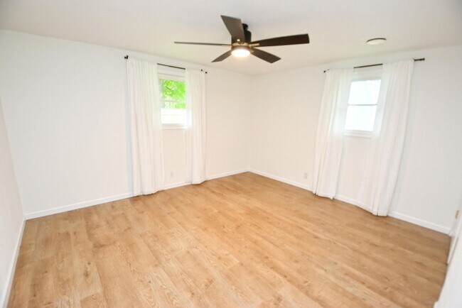 Building Photo - 124 N Holiday Dr