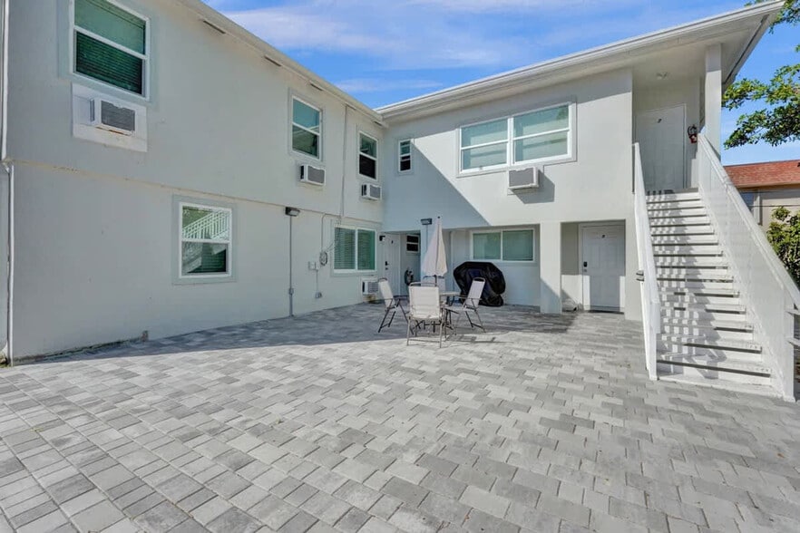 Building Photo - 906 N Riverside Dr