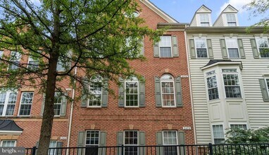 Building Photo - POTOMAC CLUB - SECONDS TO STONEBRIDGE