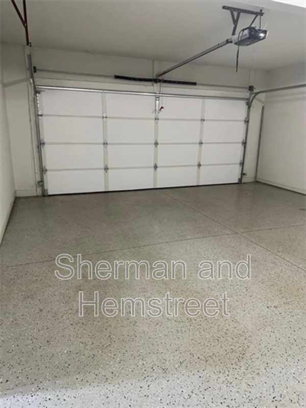 Building Photo - 2002 Amberley Dr