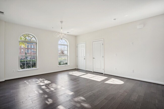 Building Photo - Stunning 2-Level Townhouse Condo in Sought...