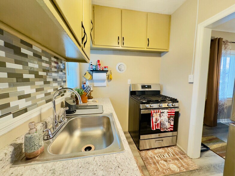 Building Photo - 922 W Broadway St