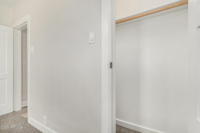 Building Photo - 423 E Crescent Ave