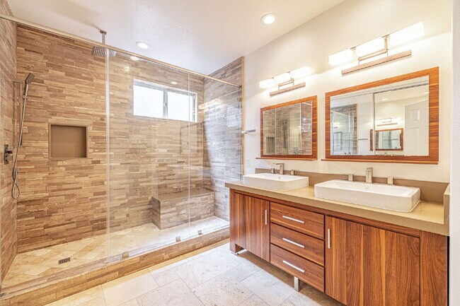 Building Photo - Executive 5-Bedroom Pool Home with Dual Master Suites in Stevenson Ranch