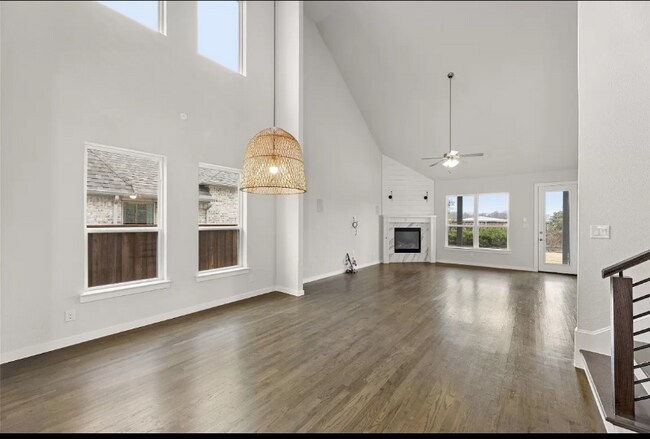 Building Photo - 204 Carmen Oak Ln