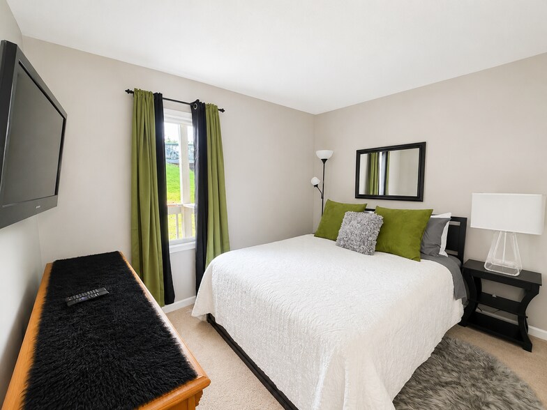 Building Photo - 9151 S Pointe Retreat Dr