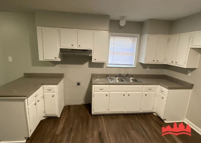 Building Photo - 5082 Chantilly Dr