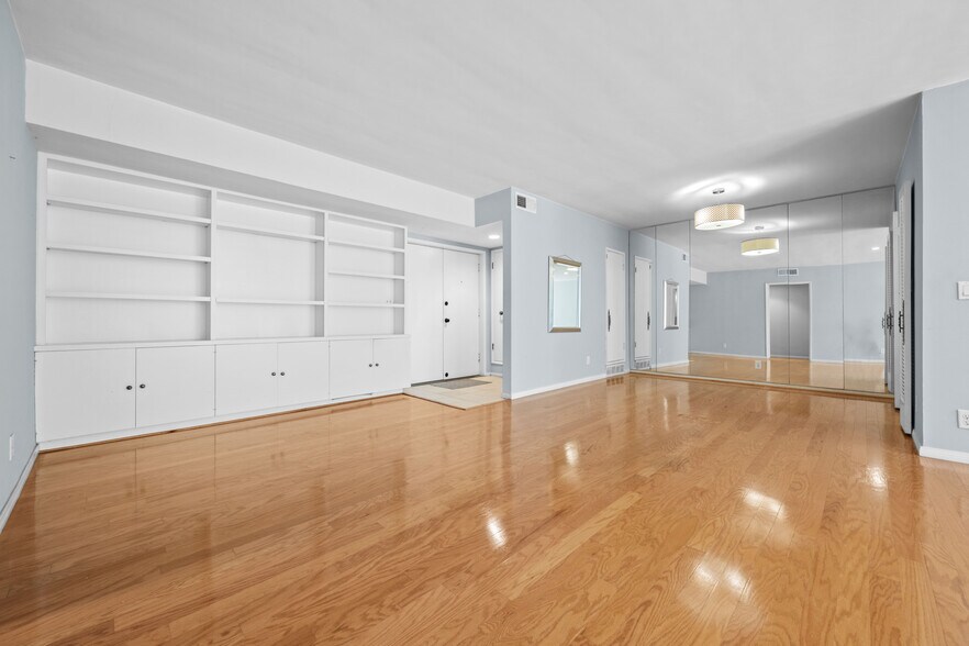 Building Photo - 289 S Barrington Ave