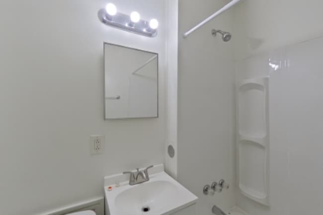 Building Photo - 671-673-673 S Wheatland Ave