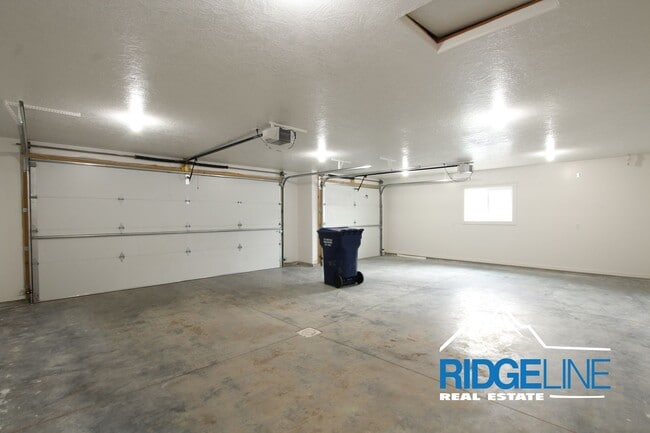 Building Photo - Newer Built Townhome Ready for Lease!