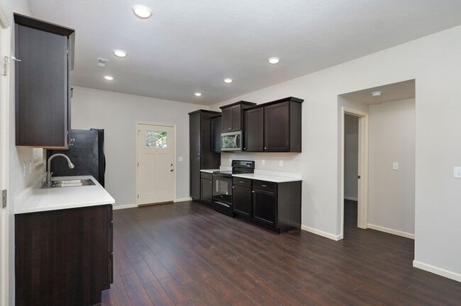 Building Photo - 509 E Madison St