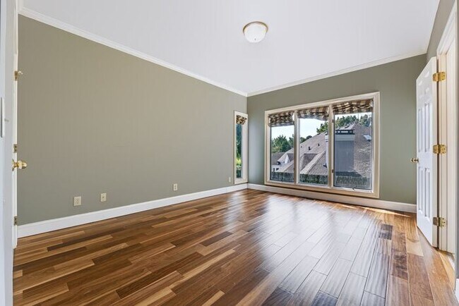 Building Photo - 6920 Oakbrook Way