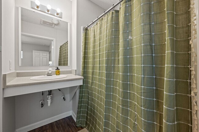 Building Photo - FULLY FURNISHED EXCLUSIVE SHORT AND MIDTERM RENTAL ONLY!