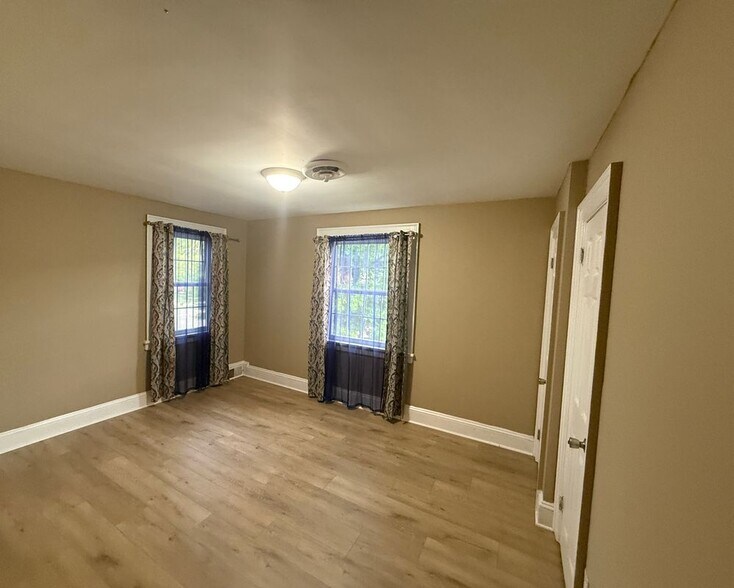 Building Photo - 335 Claremont St