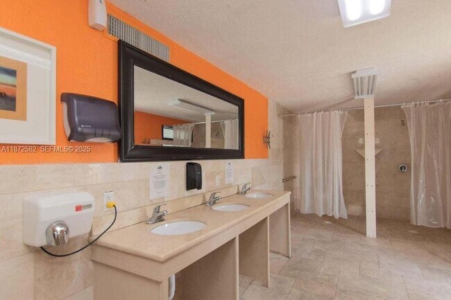 Building Photo - 325 Calusa St