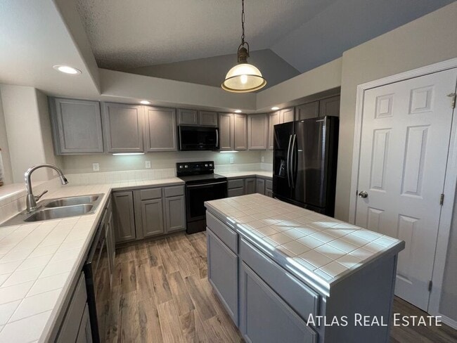 Building Photo - 4920 Braddock Dr