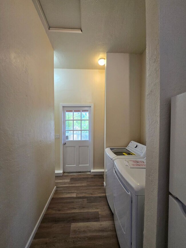 Building Photo - 1 Bedroom 1 bathroom in Rainier