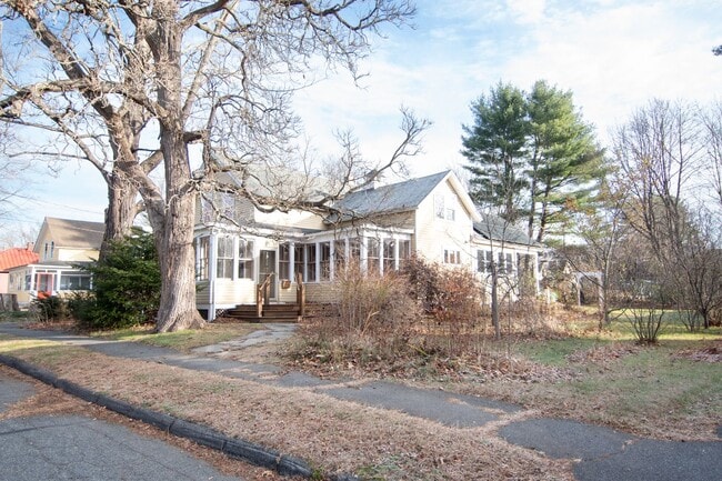 Building Photo - 4 Bedroom house conveniently located in Florence