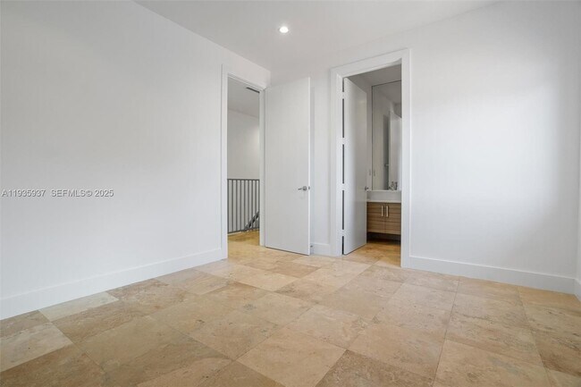 Building Photo - 2784 SW 34th Ave