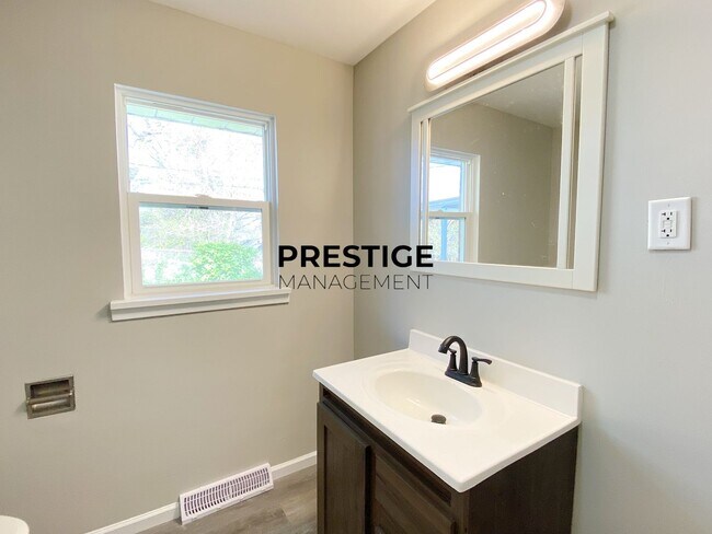 Building Photo - Large 3 Bedroom Home In Gary