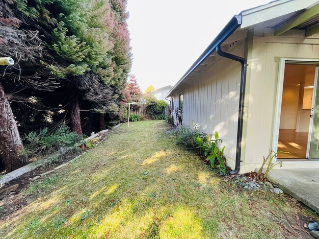 Building Photo - 3062 Girard Ct