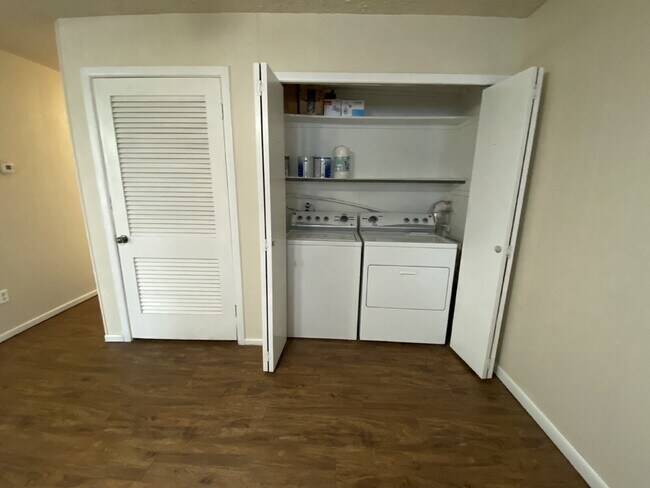 Building Photo - Spacious 3/2!