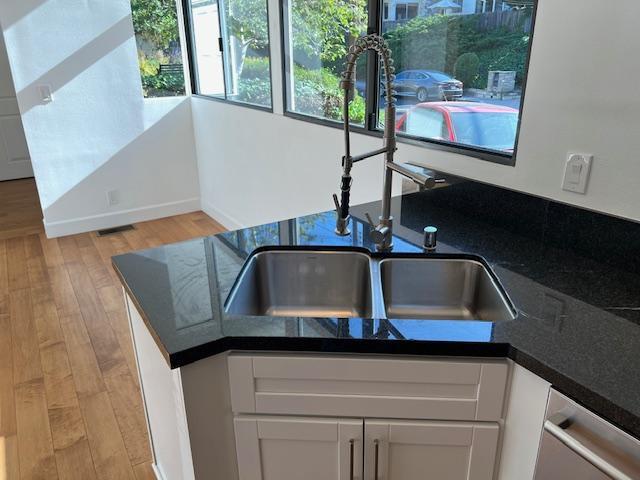 Double kitchen sink with garbage disposal - 2812 Anchor Ave