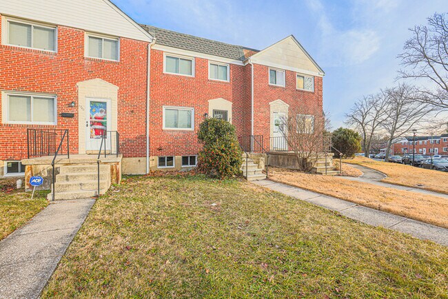 Building Photo - 3 Bedroom home Parkville with Parking