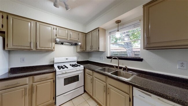 Building Photo - 4130 Willow Oak St