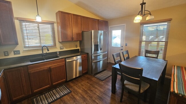 Building Photo - 560 Little Creek Dr