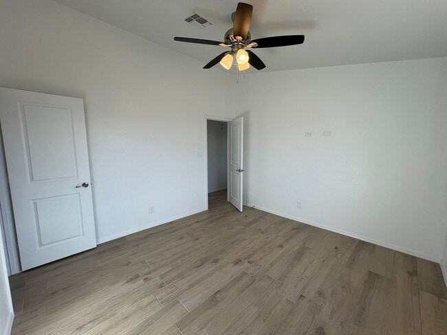 Building Photo - NEWER 3 BEDROOM HOME!