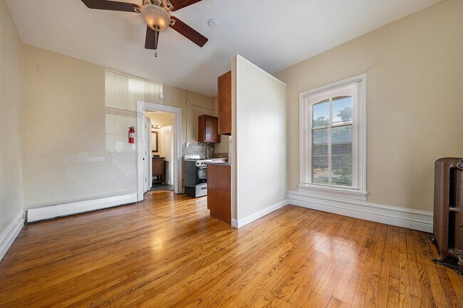 Building Photo - Attractive Remodeled Efficiency 2nd floor ...