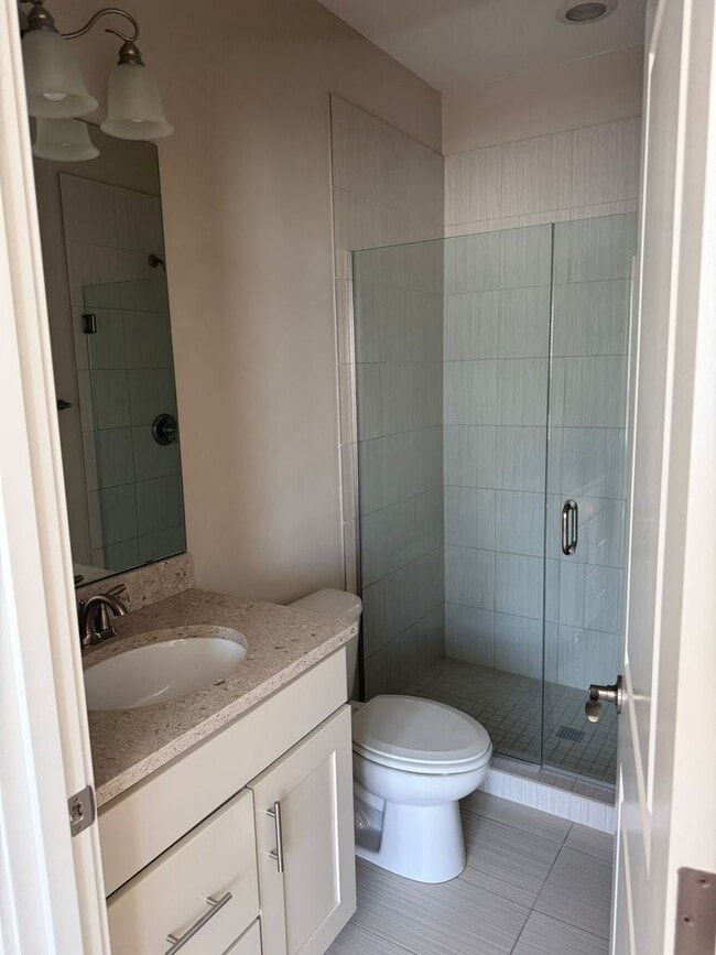 Building Photo - 3bd/2.25ba Lake Forest Park Townhome