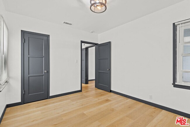 Building Photo - 9829 S 7th Ave