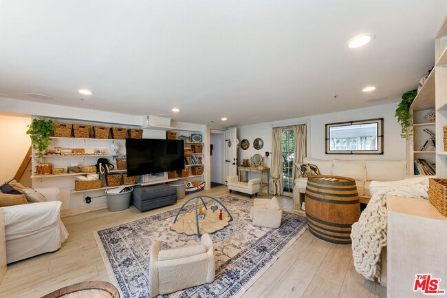 Building Photo - 2851 Seabreeze Dr