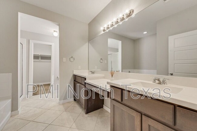 Building Photo - 1900 Spoonbill Dr