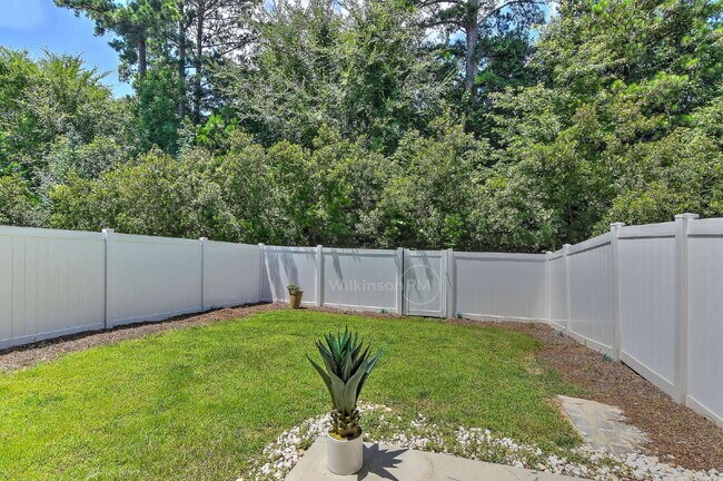 Building Photo - Sought-after 3BR/2.5BA Townhome in Desirab...