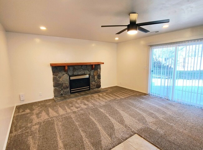 Building Photo - Updated 4 Bd 3 Ba Home in Sandy