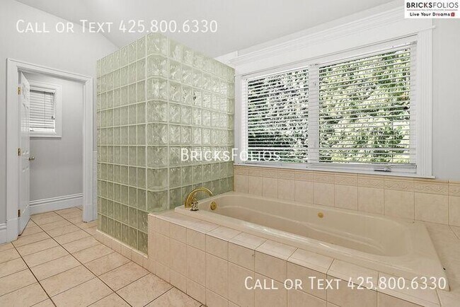 Building Photo - Luxurious 4-bedroom home in Sammamish with...