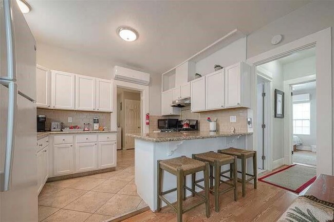 Building Photo - 2225 Bernardo De Galvez Ave