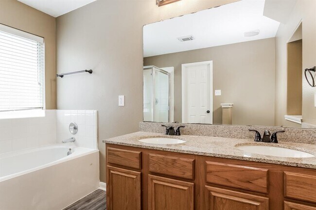 Building Photo - 2430 Pinpoint Dr