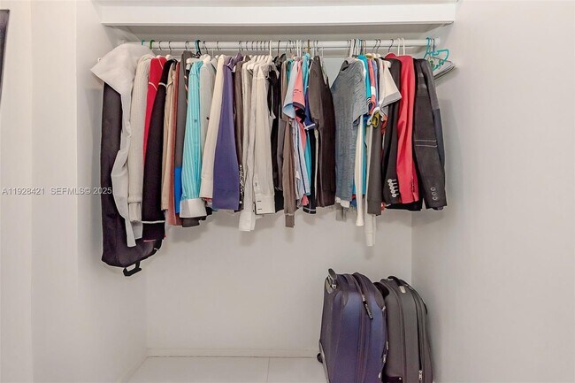 Building Photo - 100 Lincoln Rd