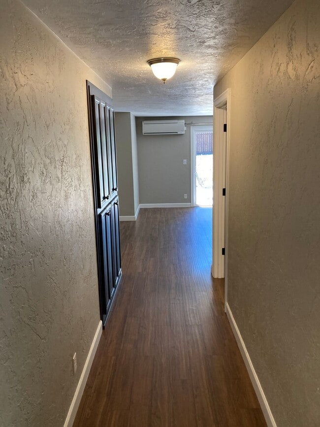 Building Photo - Nice 3 bedroom, 2 bath house in a great ne...