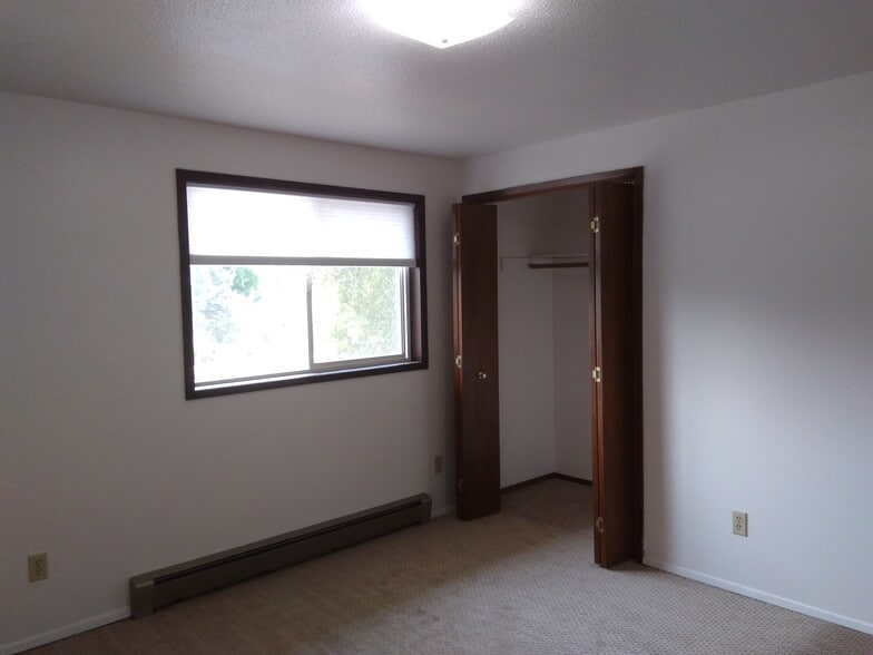 Building Photo - 875 NW Oak Ave