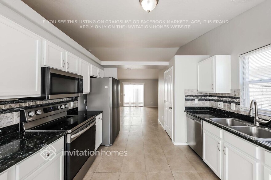 Building Photo - 8520 W Palm Ln