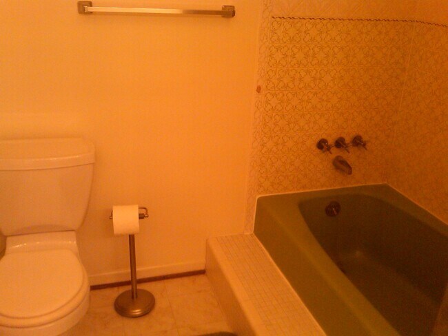 Building Photo - 4852 Rosewell Dr