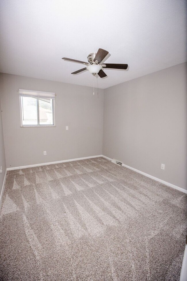 Building Photo - Beautiful Condo for Rent - Appliances included, washer and dryer hook ups, one and half bath, ver...