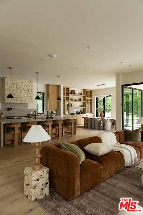 Building Photo - 5064 Encino Ave